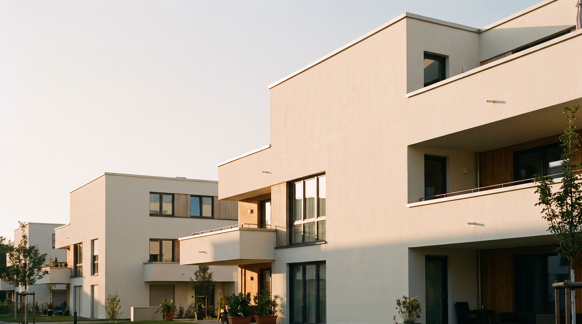 Modernes Mehrfamilienhaus im warmen Abendlicht